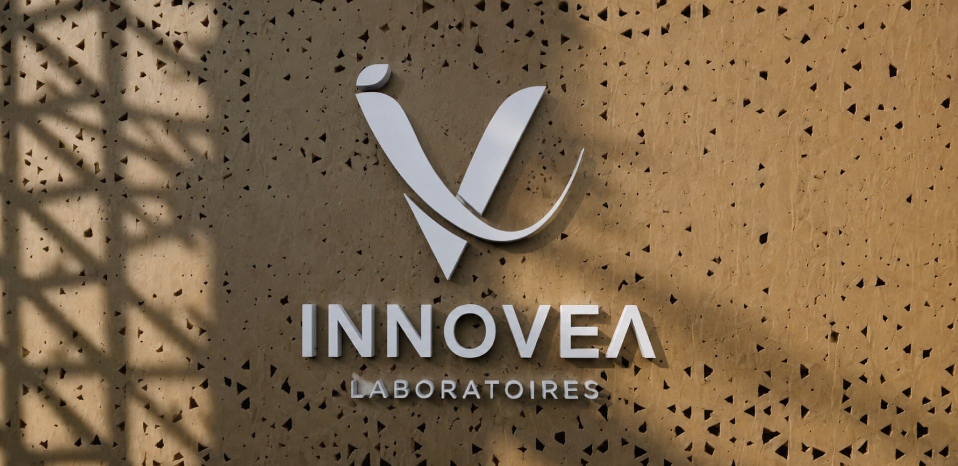 INNOVEA Laboratoires sign on a textured wall in sunlight